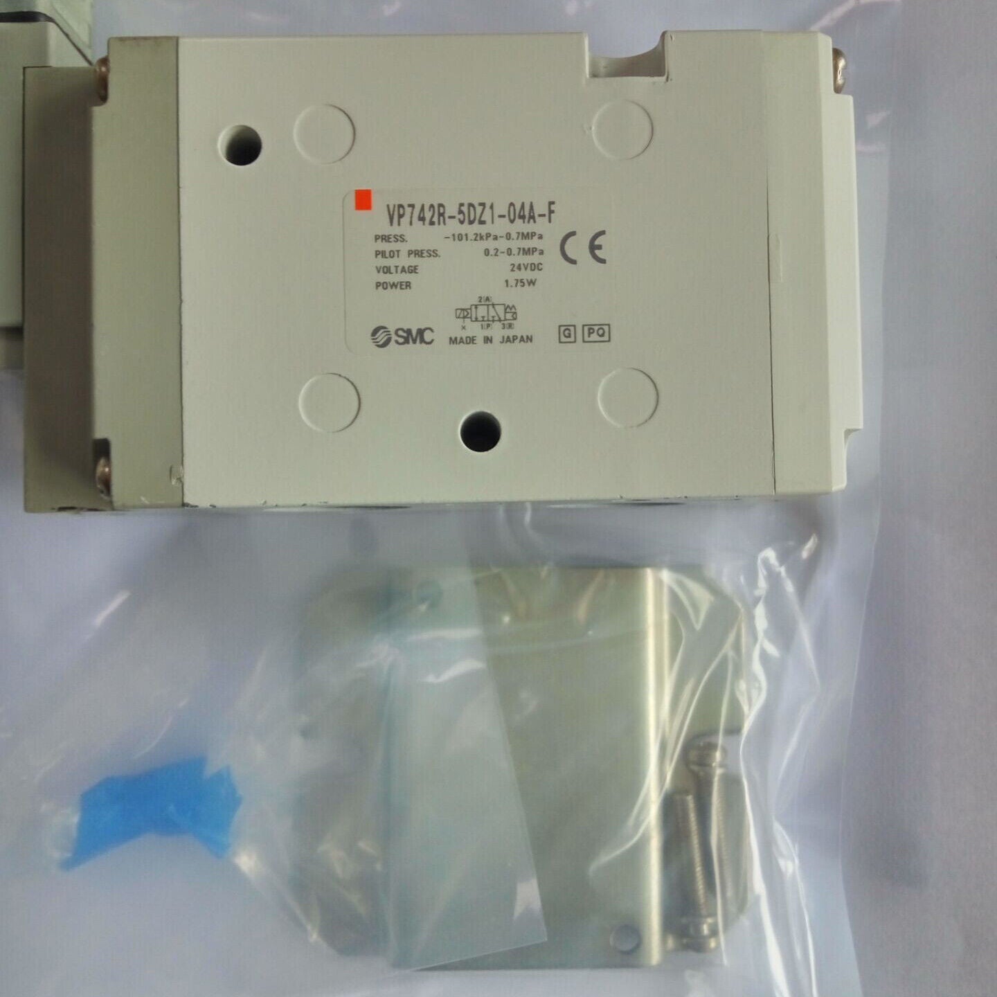 new 1PC SMC VP742R-5DZ1-04A-F solenoid valve - SMC