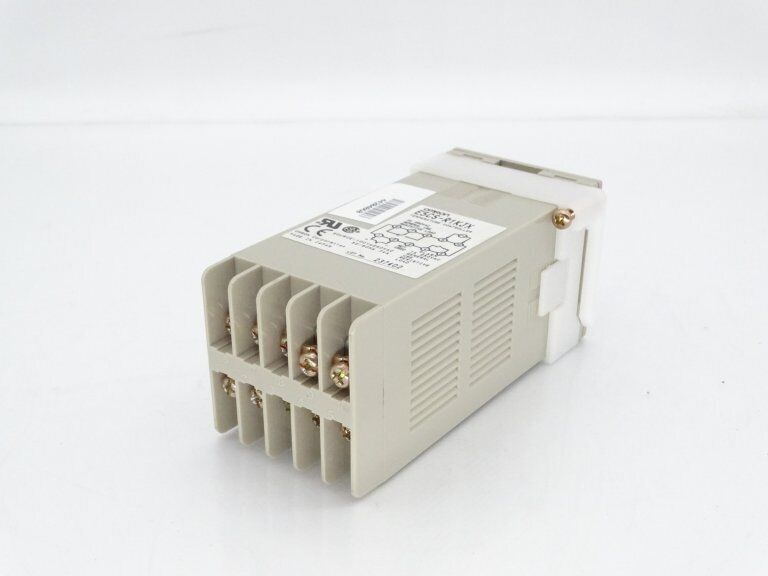 OMRON E5CS-R1KJX Temperature Controller - Precision Temperature Regulation - OMRON
