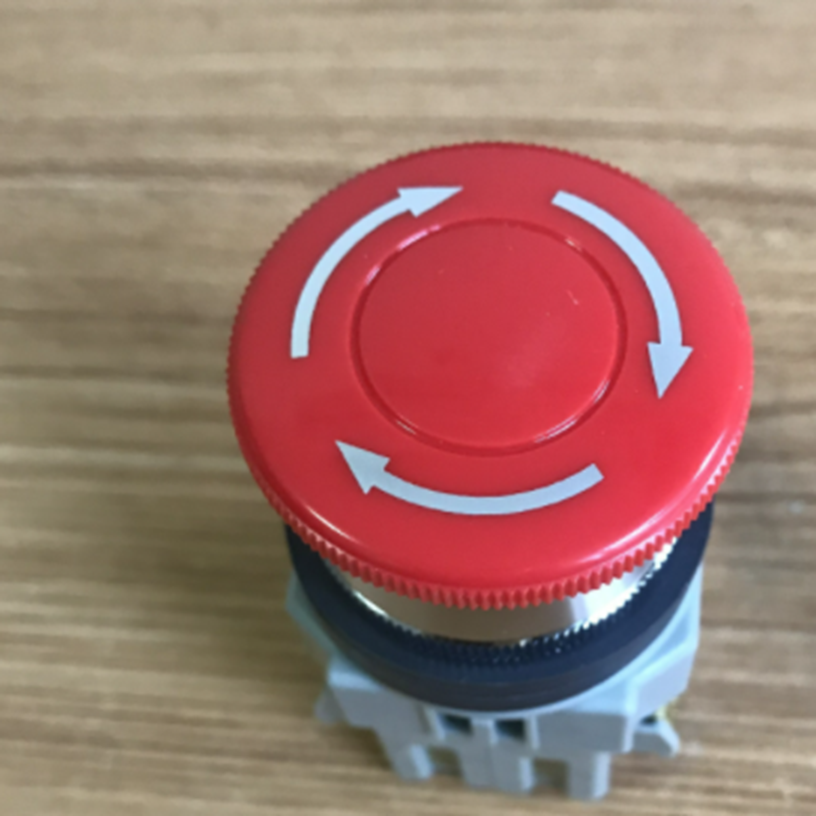 IDEC AVN322NR Emergency Stop Button Switch 30mm - IDEC