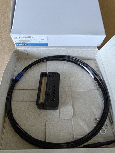 Omron E32-DC200F4 Photoelectric Switch E32DC200F4 One Free Shipping