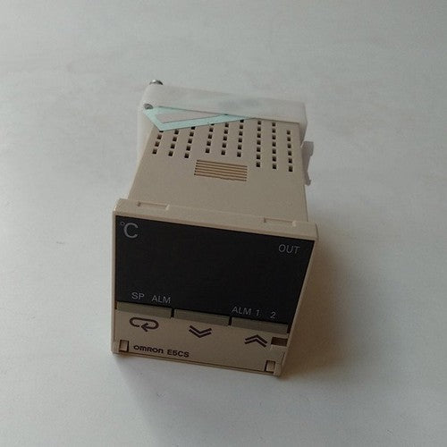 Omron E5CS-Q1KJU-W Temperature Controller One Free Shipping E5CSQ1KJUW