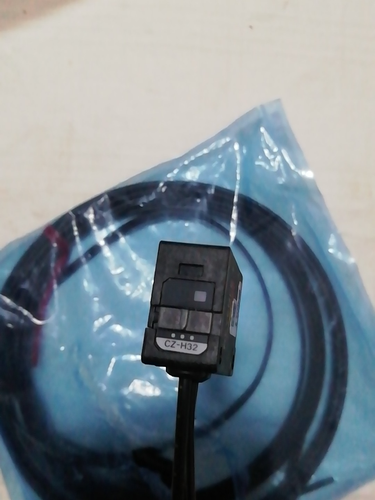 Keyence CZ-H32 Laser Sensor CZH3 ping 1PC