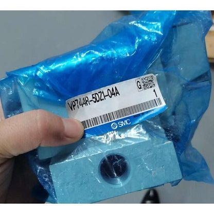 1PC SMC VP744R-5DZ1-04A Solenoid Valve VP744R5DZ104A Free Shipping