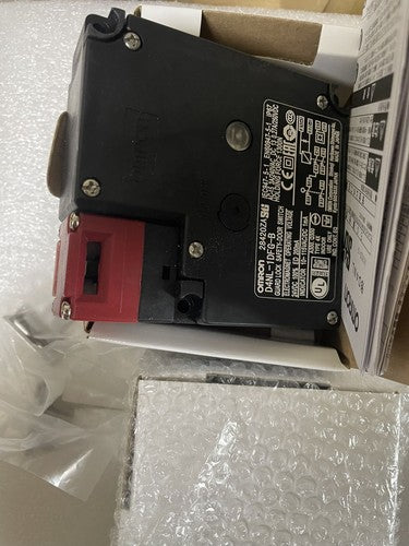 OMRON D4NL-1DFG-B Safety Door Switch D4NL1DFGB One Free Shipping