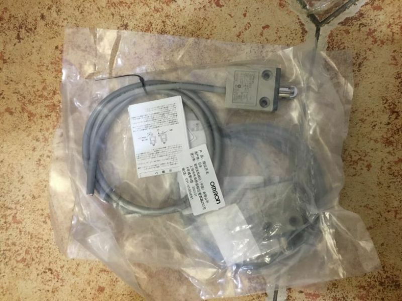 new 1PC OMRON D4C-1502 Limit Switch D4C1502 - OMRON