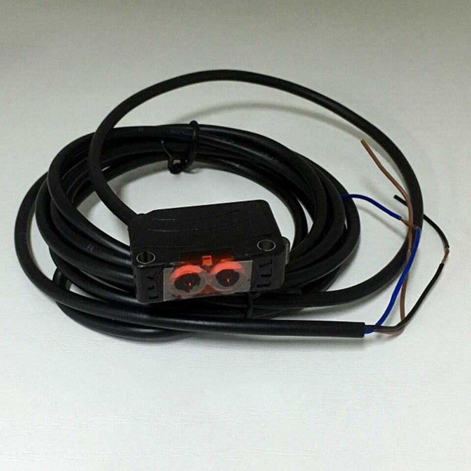 new 1PC  Autonics BJ300-DDT Photoelectric Switch BJ300DDT