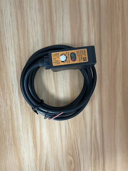 new Omron E3S-DS10E4 Photoelectric Switch One E3SDS10E4 - OMRON