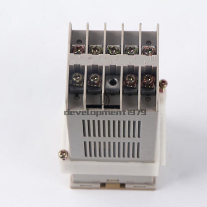 Omron E5CS-R1KJX Temperature Controller 100-240VAC Used - OMRON