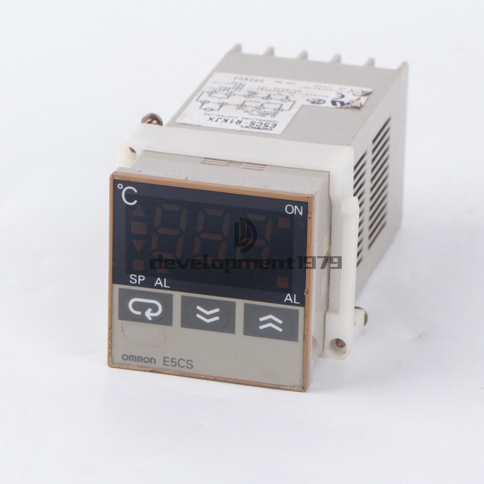 Omron E5CS-R1KJX Temperature Controller 100-240VAC Used - OMRON