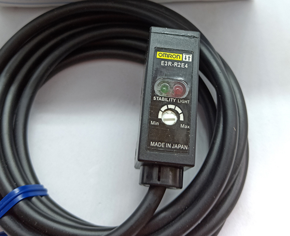new 1PC Omron E3S-R2E4 Photoelectric Sensor Switch 12-24VDC E3SR2E4 - OMRON