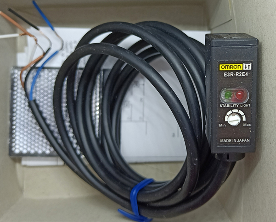 new 1PC Omron E3S-R2E4 Photoelectric Sensor Switch 12-24VDC E3SR2E4 - OMRON