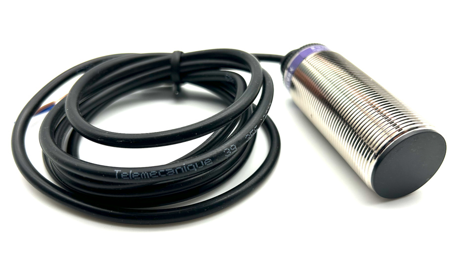 New Schneider XSA-V11801 Proximity Switch - SCHNEIDER