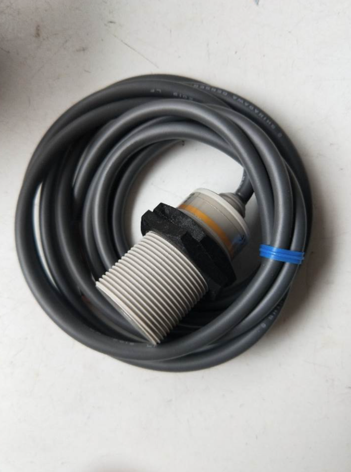 new Omron E2F-X10E2 Proximity Switch One E2FX10E2 - OMRON