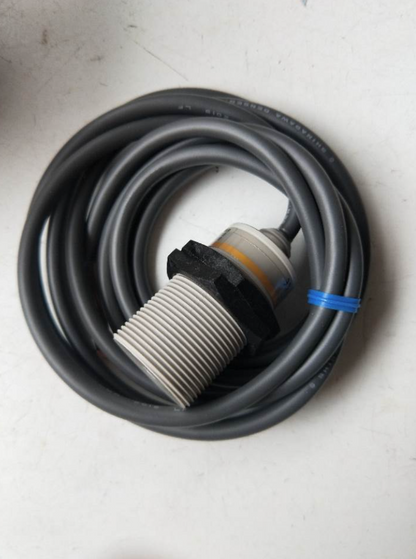 new Omron E2F-X10E2 Proximity Switch One E2FX10E2 - OMRON