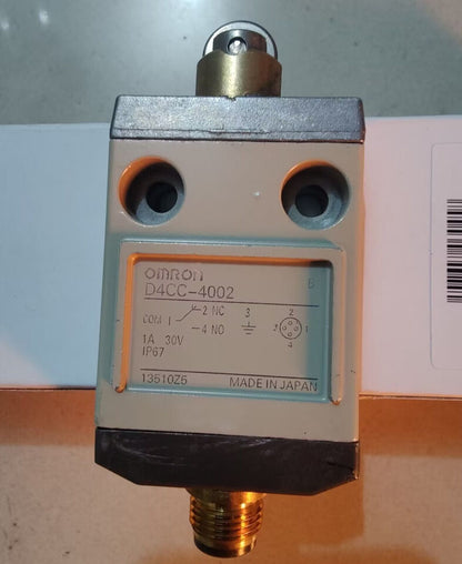 new 1PC Omron D4CC-4002 Limit Switch D4CC4002 In Box - OMRON