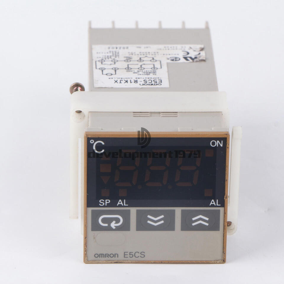 Omron E5CS-R1KJX Temperature Controller 100-240VAC Used - OMRON