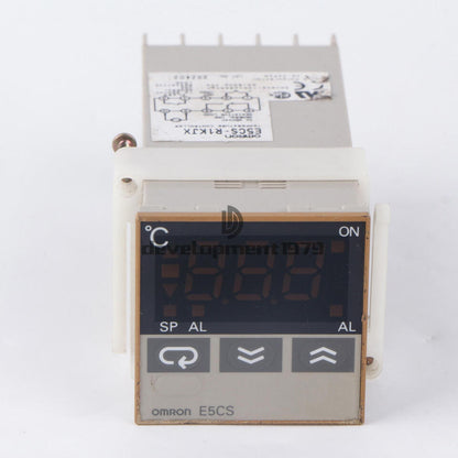 Omron E5CS-R1KJX Temperature Controller 100-240VAC Used - OMRON