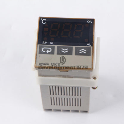 Omron E5CS-R1KJX Temperature Controller 100-240VAC Used - OMRON