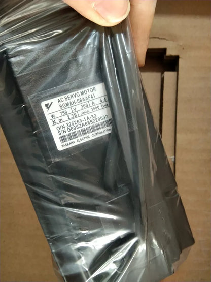 Yaskawa SGMAH-08AAF41 Servo Motor 1PC - YASKAWA
