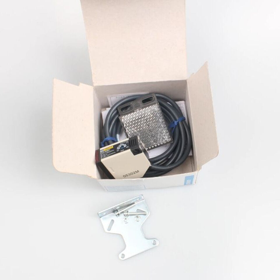 new Omron E3JK-R4M1 Photoelectric Switch One E3JKR4M1 - OMRON