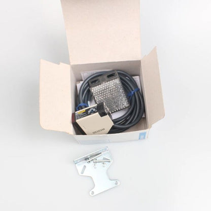 new Omron E3JK-R4M1 Photoelectric Switch One E3JKR4M1 - OMRON