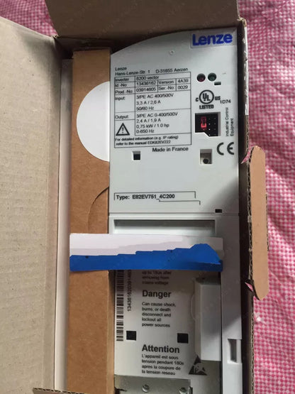 new One Lenze E82EV751K4C200 Frequency Inverter ping - LENZE