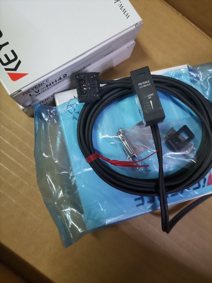 new 1PC Keyence LV-NH42 Laser Sensor In Box ping LVNH42 - KEYENCE