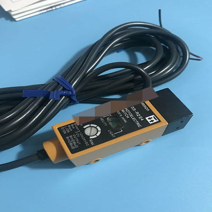 Omron E3S-R2E4 Photoelectric Switch – 240V AC, 1A, Quick Acting - OMRON