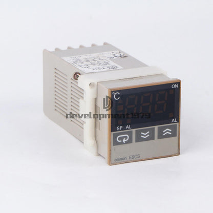 Omron E5CS-R1KJX Temperature Controller 100-240VAC Used - OMRON