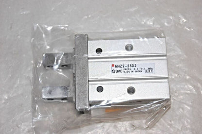 New 1PC SMC MHZ2-25D2 Pneumatic Finger Cylinder - SMC