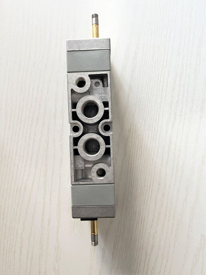 new 1PC Festo MFH-5/3G-3/8-B 19707 Solenoid Valve ping - FESTO