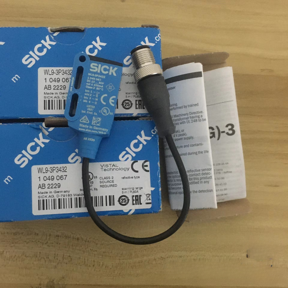 1-Piece Photoelectric Switch WL93P3432 - SICK