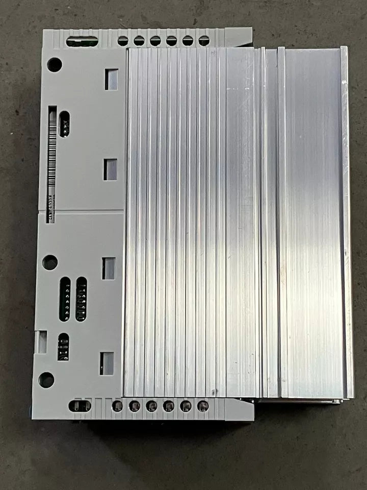 new One Lenze E82EV551K2C Inverter E82EV551_2C ping - LENZE