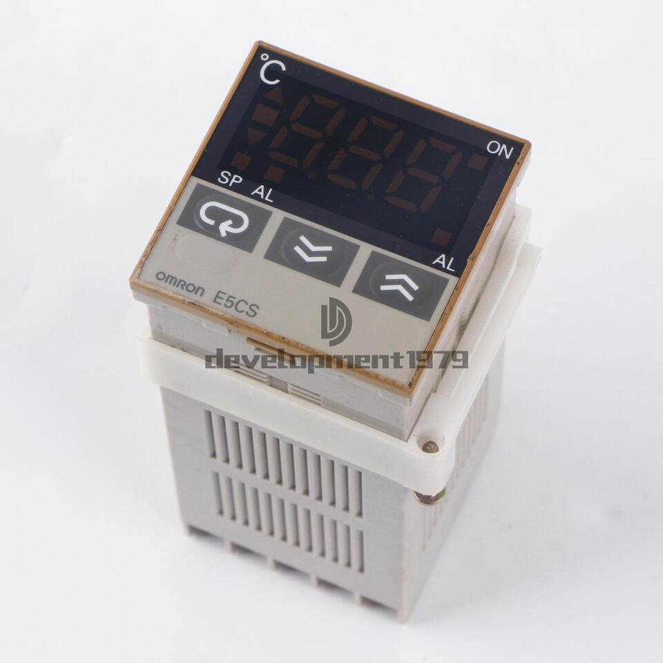 Omron E5CS-R1KJX Temperature Controller 100-240VAC Used - OMRON