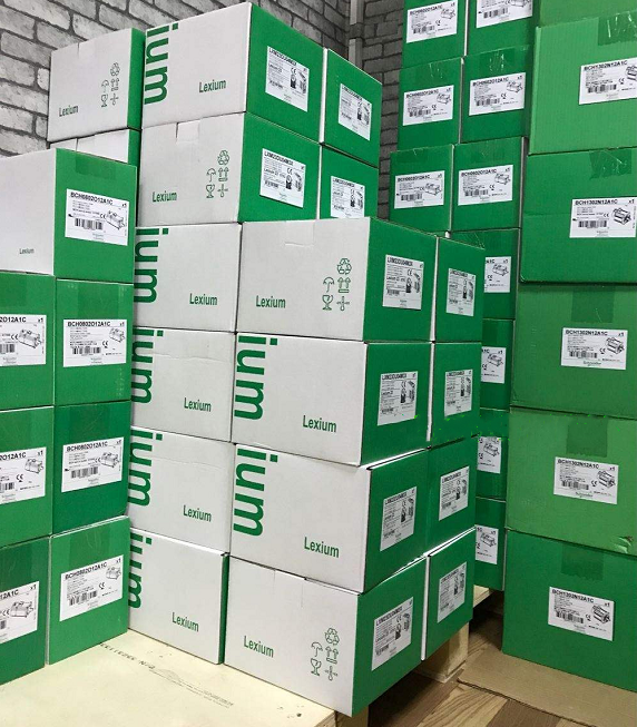 new 1PC Schneider 140AIO33000 PLC Module ping - SCHNEIDER
