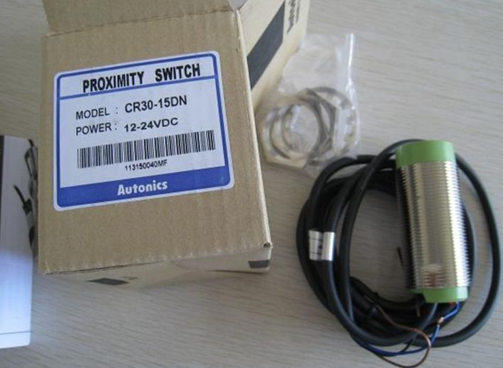 new 1PC  Autonics CR30-15DN Proximity Switch CR3015DN