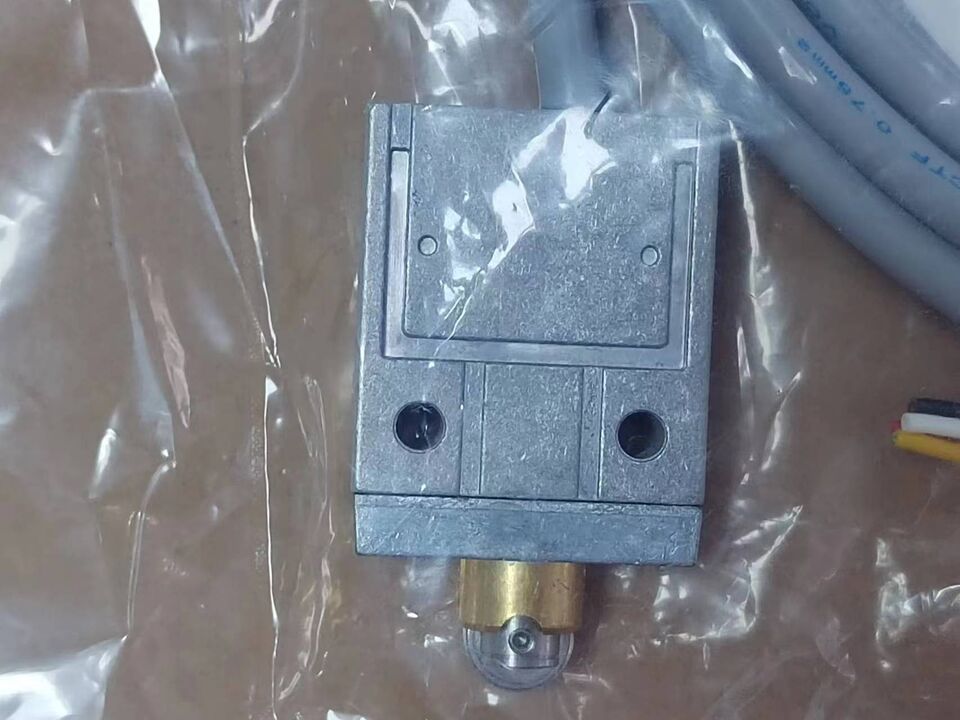 new 1PC Limit Switch 14CE21K   14CE2-1K