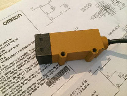 Omron E3S-RS30E4-30 Photoelectric Switch - OMRON