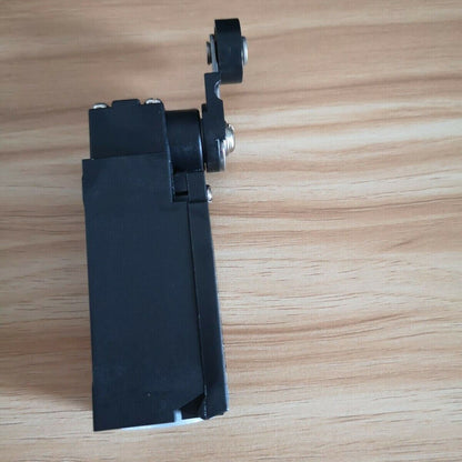 new OMRON D4NA-4122 Limit Switch D4NA-4122 One - OMRON