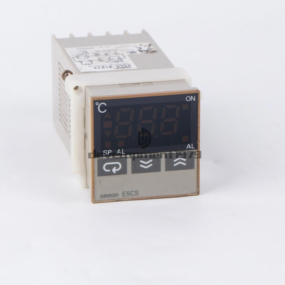 Omron E5CS-R1KJX Temperature Controller 100-240VAC Used - OMRON