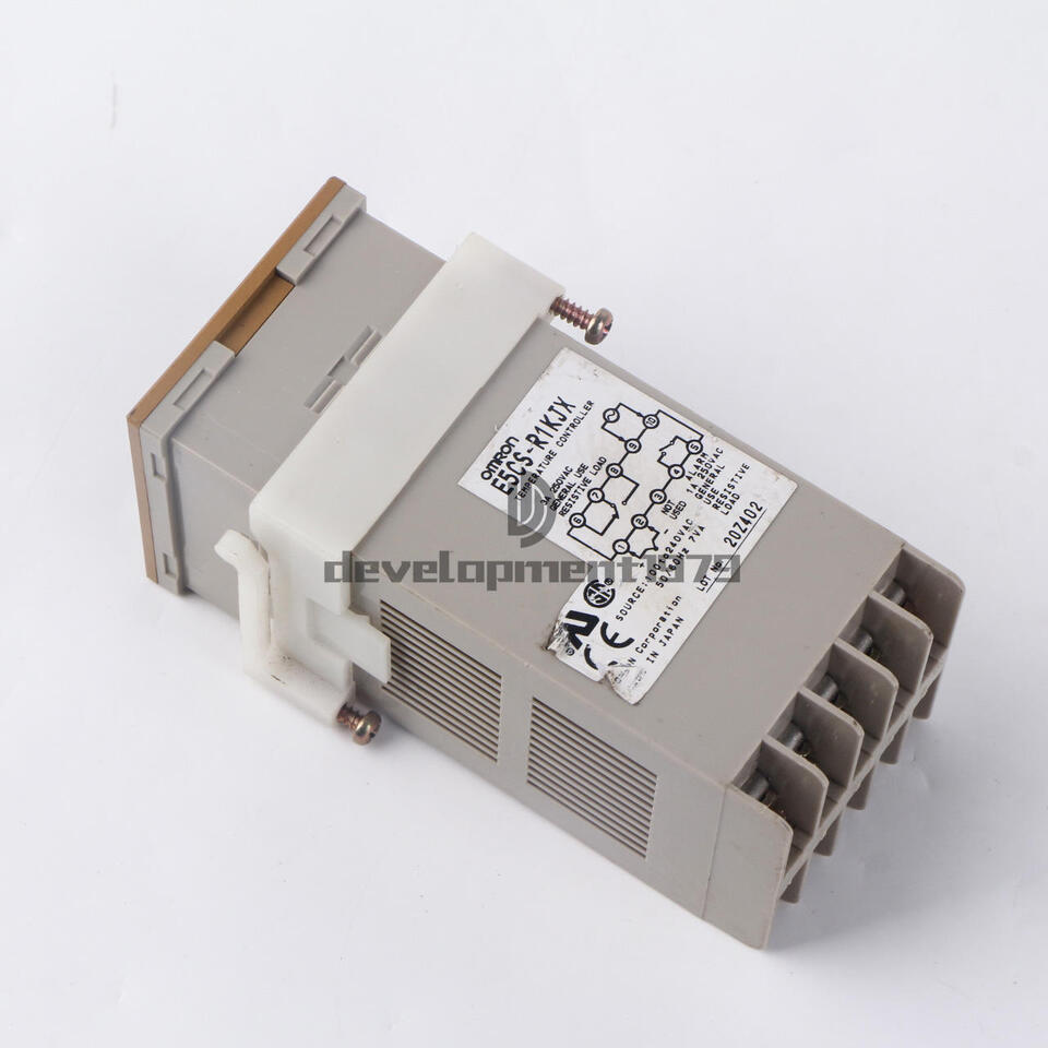 Omron E5CS-R1KJX Temperature Controller 100-240VAC Used - OMRON
