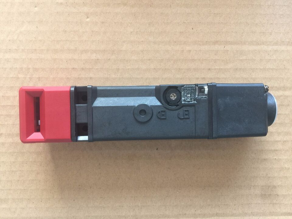 1 PC OMRON D4SL-N2NFA-D Safety Door Switch - OMRON