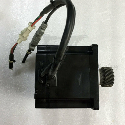 Used Yaskawa 1.5W servo motor SGMPH-15AAA41 good - YASKAWA