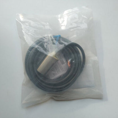 OMRON E2EZ-X8D1-N Proximity Switch - 1pc New in Box - OMRON